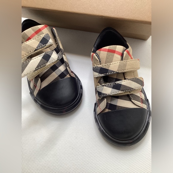 Burberry. NEW!  Infant Size 19. - Picture 11 of 16